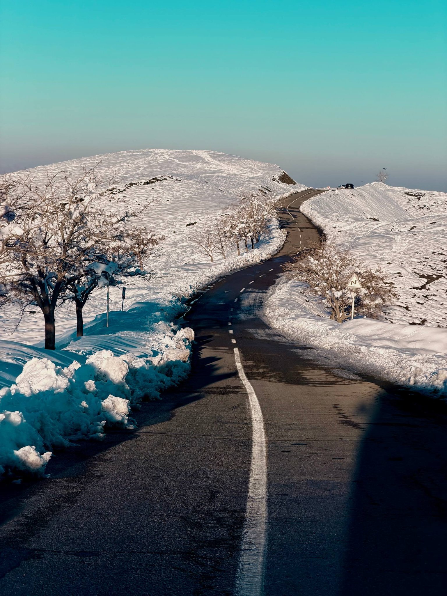 نمایی زمستانی از جاده دهبار و ییلاقات شهر زیبای طرقبه