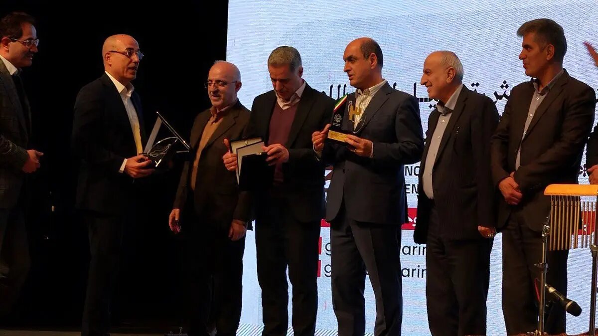 تجلیل از داروسازی بهوزان و بهرام ترکان در همایش فعالان اکوسیستم کارآفرینی استان گیلان