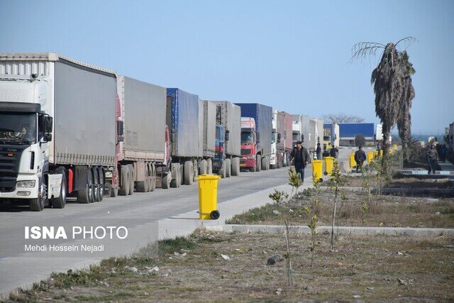 کامیون‌ها از پایانه مرزی آستارا وارد جمهوری آذربایجان می‌شوند