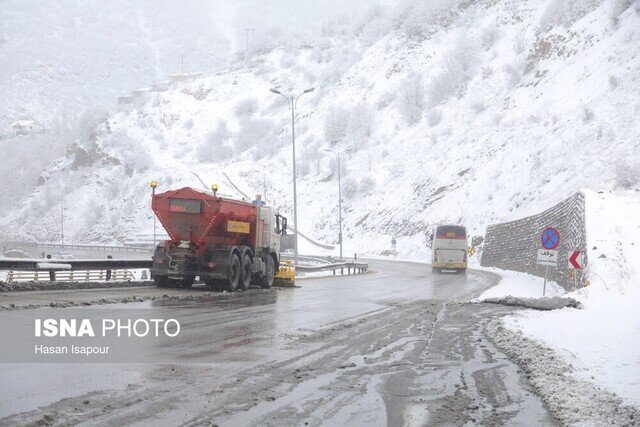 بارش برف و مهگرفتگی در محور بروجرد–اراک / تردد ایمن در محورهای شهرستان برقرار است