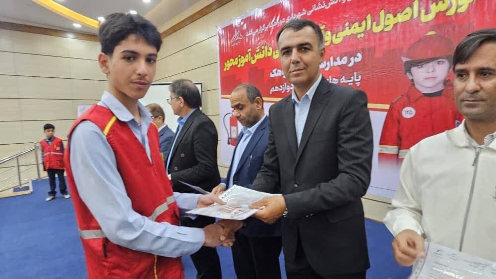برنامه «همیار آتشنشان و ایمنی» در دوراهک برگزار شد
