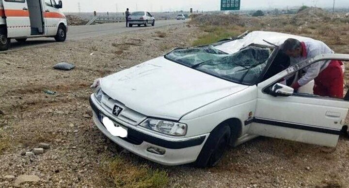 واژگونی پژو پارس در جاده طرود؛ یک مادر جان باخت