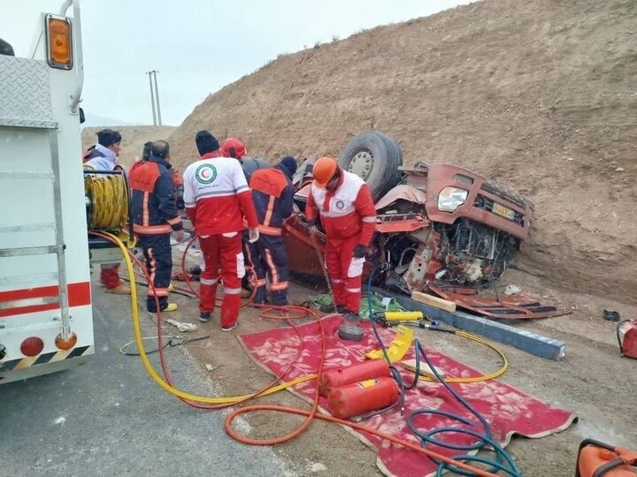 باغبان: واژگونی تریلی در سمنان جان یک نفر را گرفت