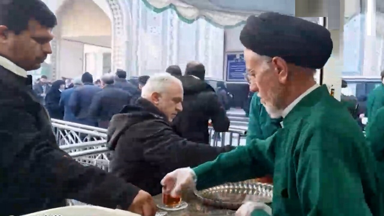 جلوهای از ارادت خادمان قمی در چایخانه حرم مطهر امام رضا (ع)+فیلم