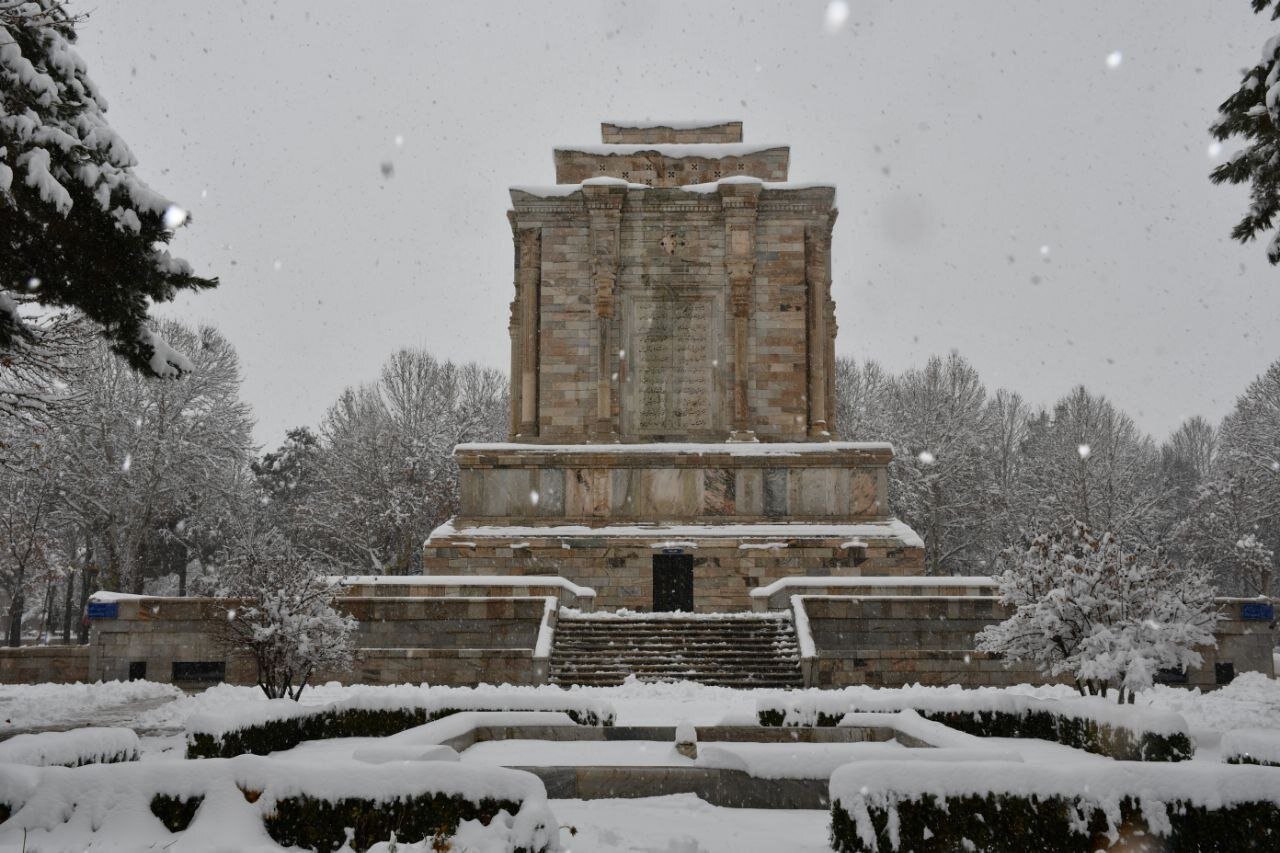 آرامگاه فردوسی در روزهای برفی مشهد