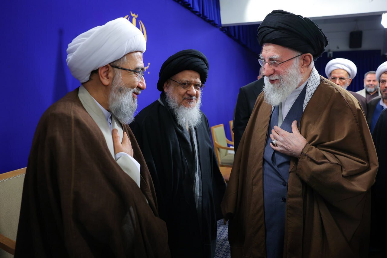 عکس/ دیدار اعضای ستاد برگزاری کنگره بزرگداشت آیت‌الله میلانی با رهبر انقلاب