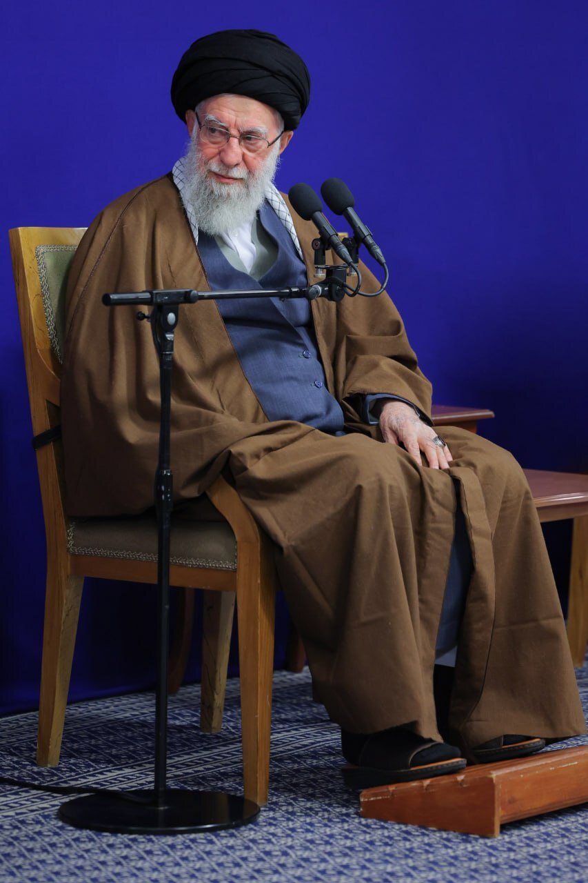 عکس/ دیدار اعضای ستاد برگزاری کنگره بزرگداشت آیت‌الله میلانی با رهبر انقلاب