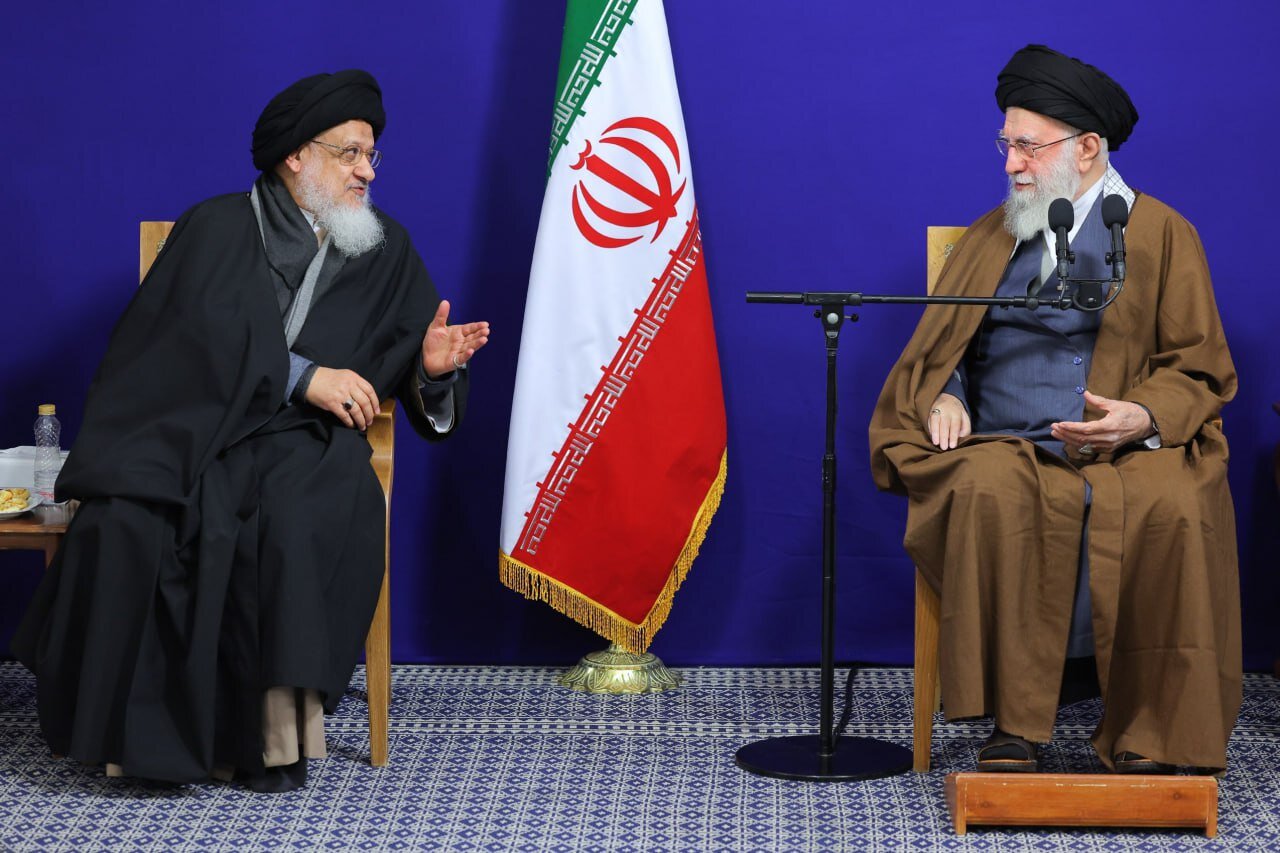 عکس/ دیدار اعضای ستاد برگزاری کنگره بزرگداشت آیت‌الله میلانی با رهبر انقلاب