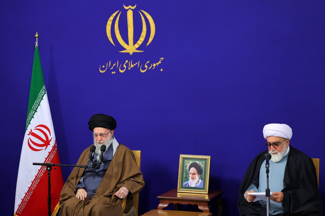 عکس/ دیدار اعضای ستاد برگزاری کنگره بزرگداشت آیت‌الله میلانی با رهبر انقلاب