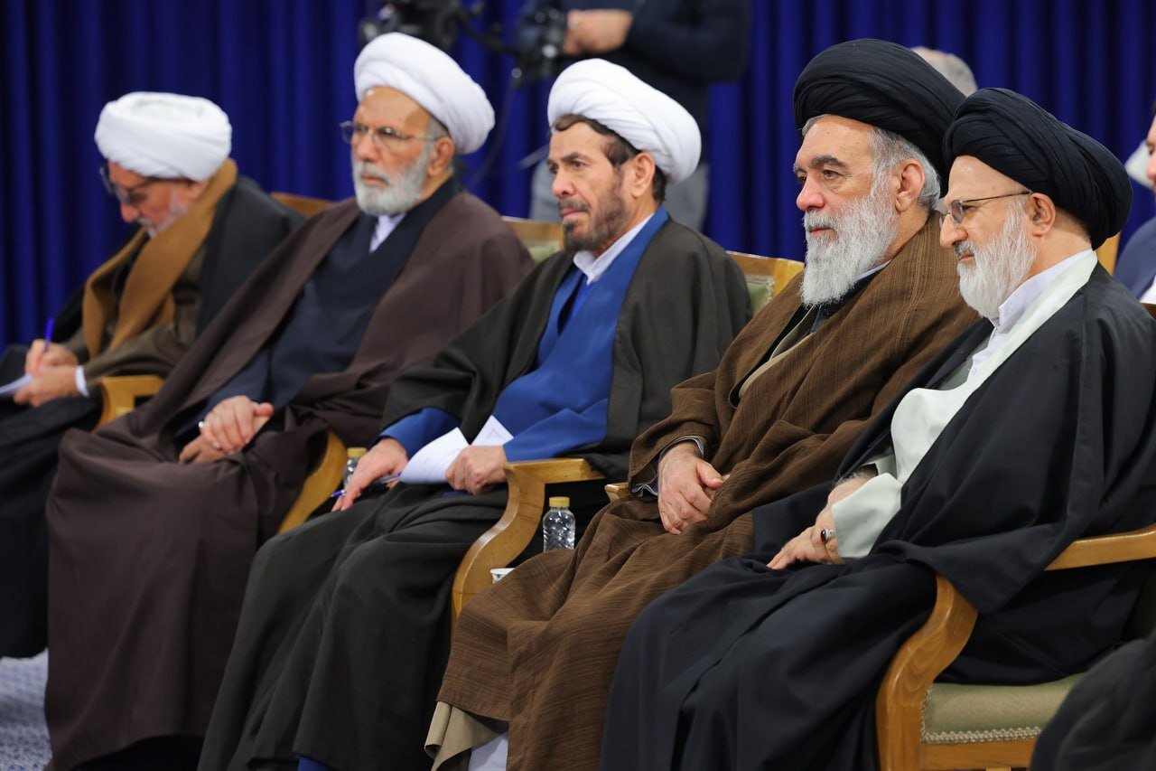 عکس/ دیدار اعضای ستاد برگزاری کنگره بزرگداشت آیت‌الله میلانی با رهبر انقلاب