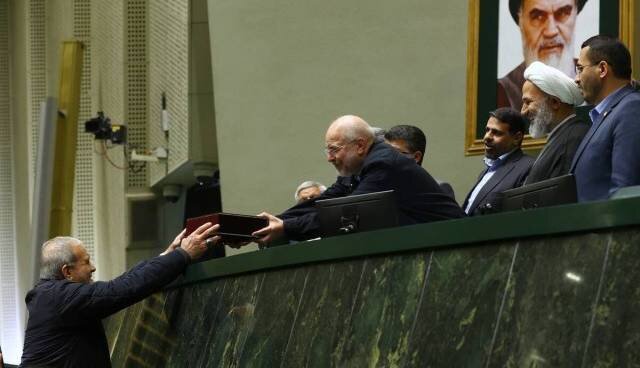 نشست رئیس سازمان برنامه؛ از افزایش 20 درصدی حقوق کارمندان تا حذف بودجه دستگاه‌های غیرضروری