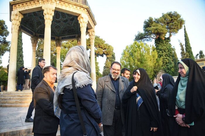 حضور معاون رئیس‌جمهور در امور زنان و خانواده در جوار آرامگاه حافظ شیرازی