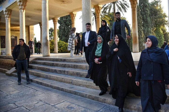 حضور معاون رئیس‌جمهور در امور زنان و خانواده در جوار آرامگاه حافظ شیرازی