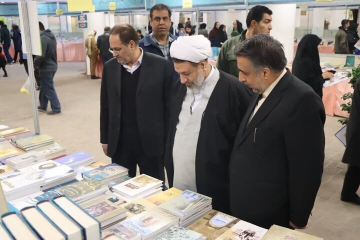 امام جمعه کرمان: کتاب خوانی به یک عادت روزانه در خانوادهها تبدیل شود