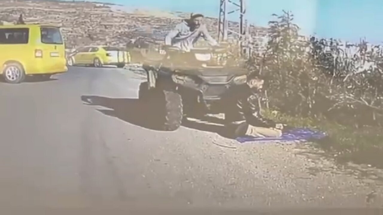 زیر گرفتن عمدی نمازگزار فلسطینی توسط یک اسرائیلی مسلح + فیلم