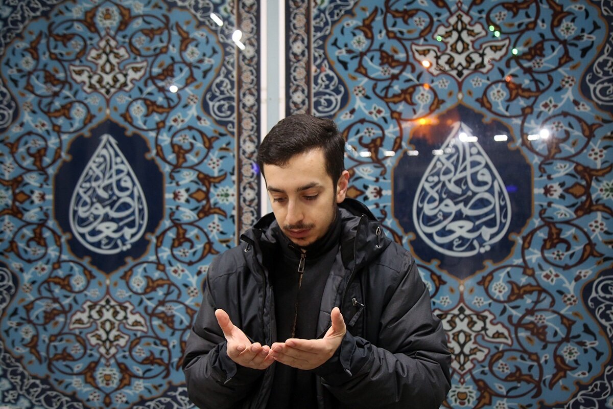 دست‌های رو به آسمان زائران حرم بانوی کرامت در شب آرزوها