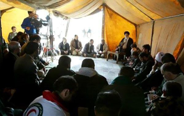 حضور رهبر انقلاب در مناطق زلزله‌زده بم