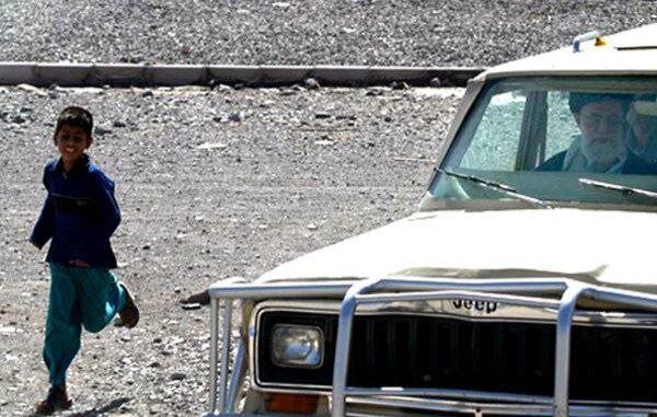 حضور رهبر انقلاب در مناطق زلزله‌زده بم