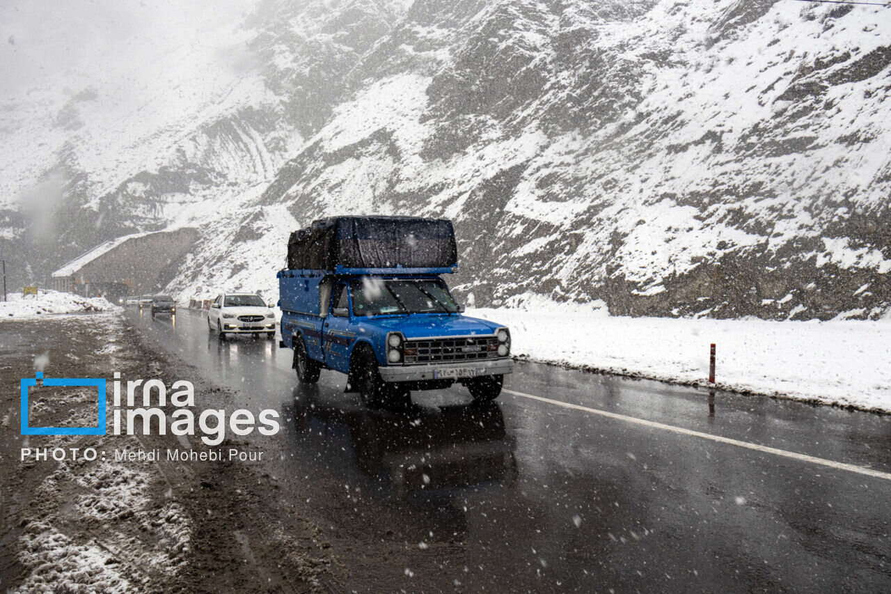 آخرین وضعیت جوی و ترافیکی جاده‌ها؛ بارش برف و باران در محورهای ۵ استان