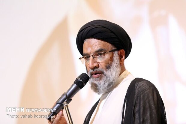امام جمعه اهواز: مسئولان باید ساده زیست و همراه مردم باشند