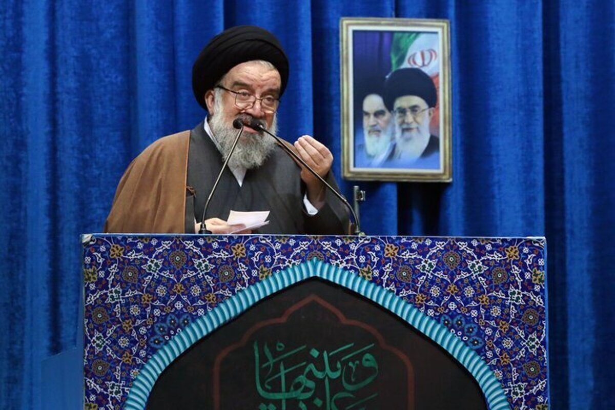 خاتمی: نماز، زیست عابدانه و راهی به تقوای الهی است