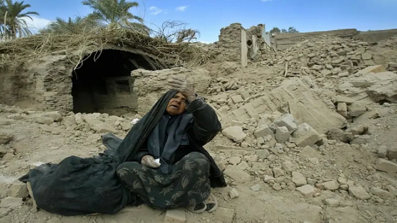 گذری به روزهای خاکستری بم؛ مرد میدان آنجا هم گل کاشت