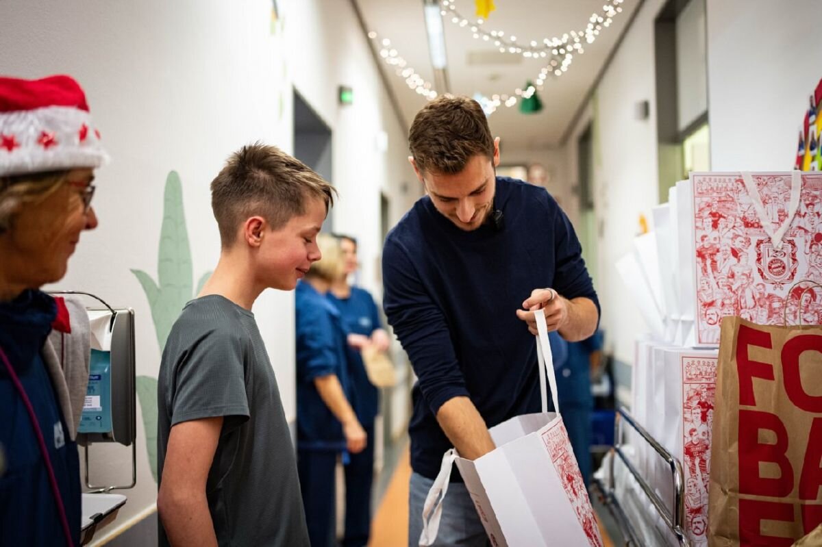 ستاره بایرن‌مونیخ و دیدار با کودکان سرطانی