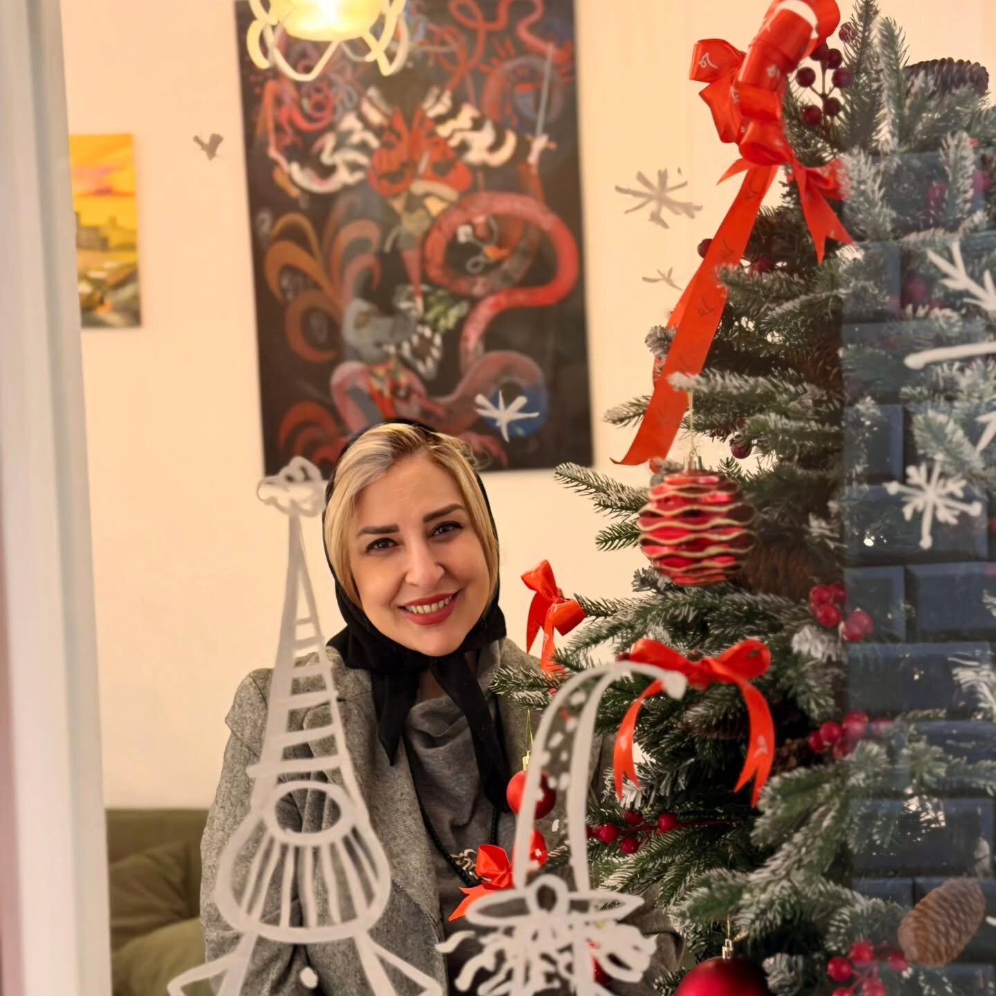 چهره ها/ استایل شیک مرجانه گلچین در یک جشن کریسمسی