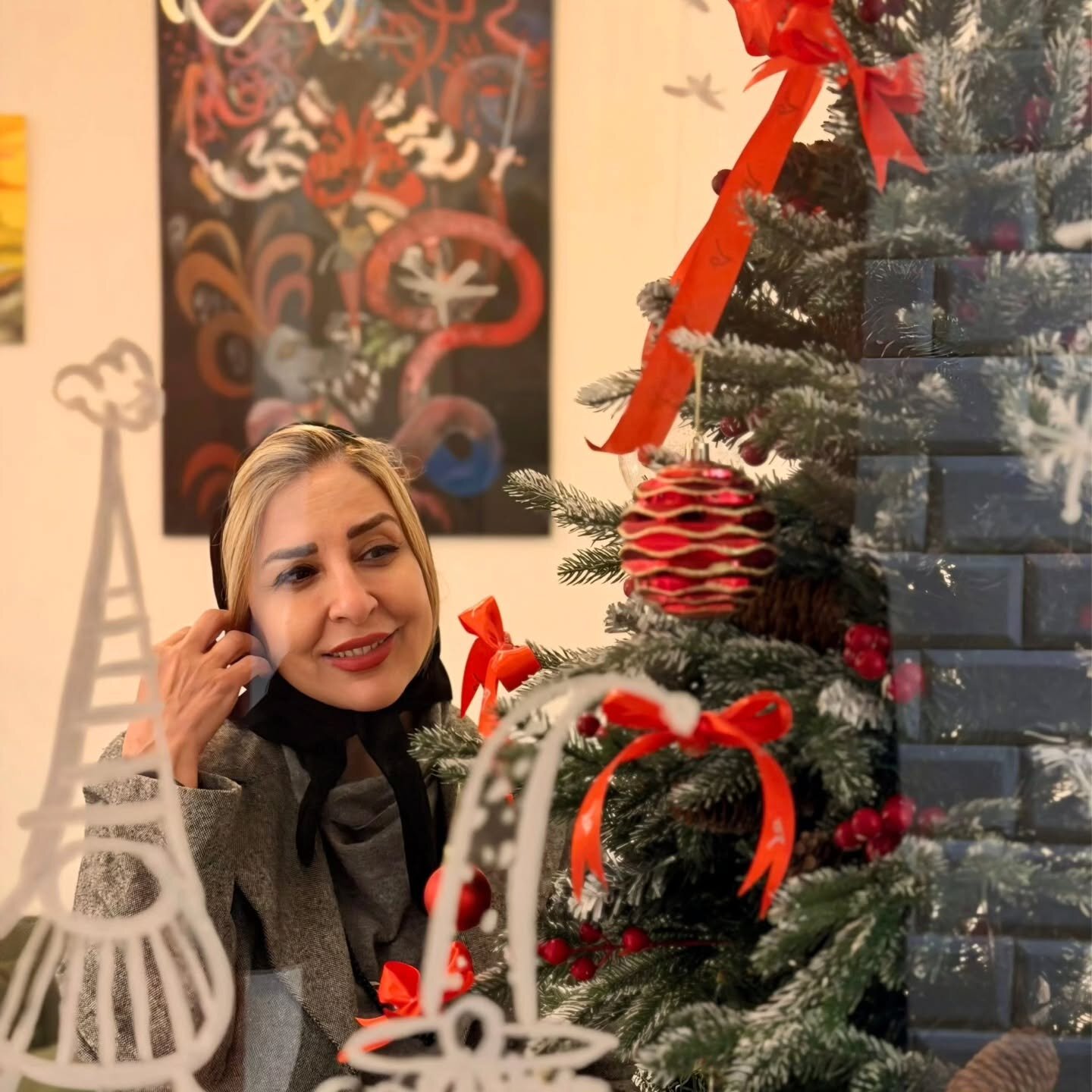 چهره ها/ استایل شیک مرجانه گلچین در یک جشن کریسمسی