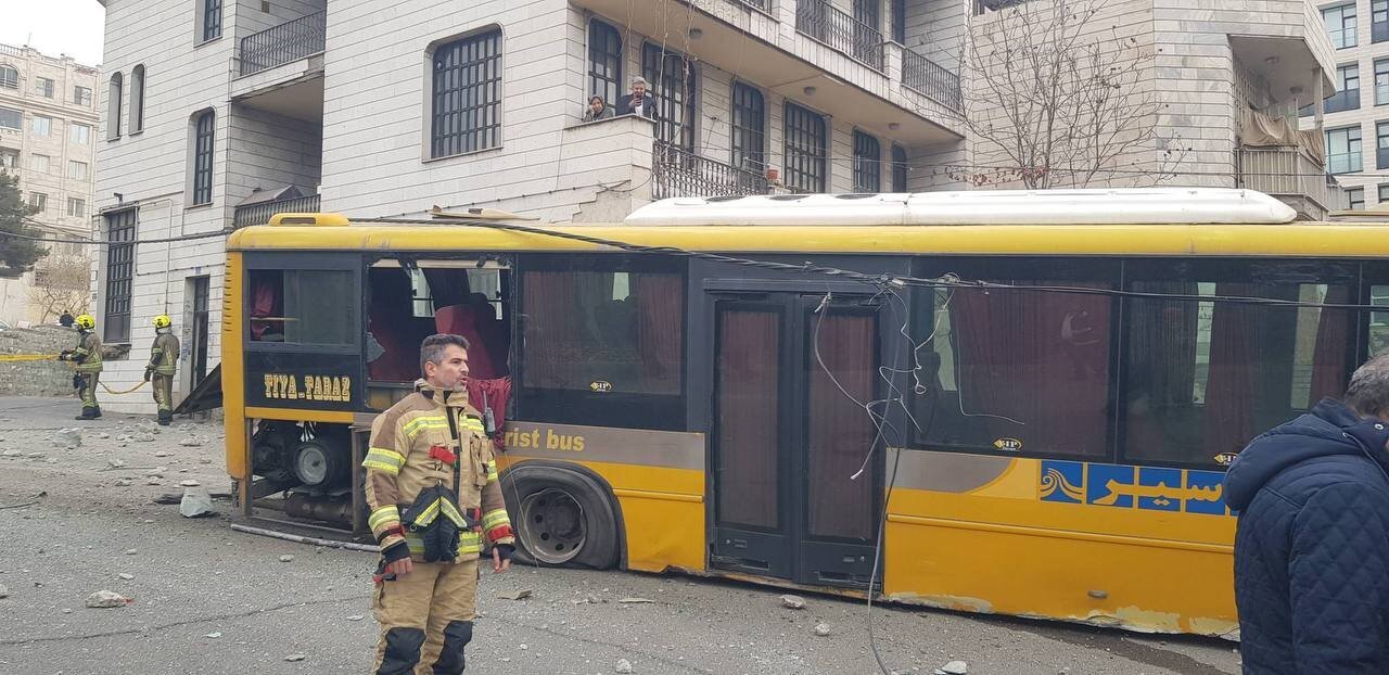 برخورد عجیب اتوبوس شهری با مانع در تهران + تصاویر | ۲ نفر مصدوم شدند