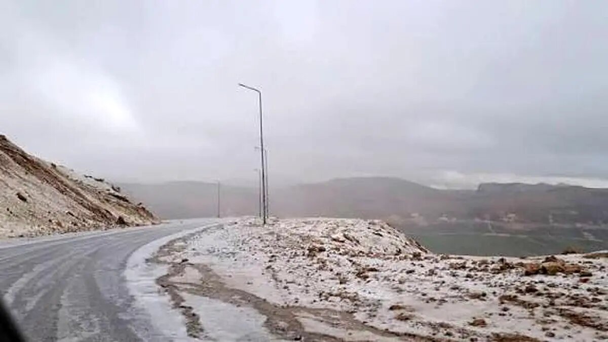 آغاز بارش برف در گردنه چری شهرستان کوهرنگ؛ رانندگان نکات ایمنی را رعایت کنند