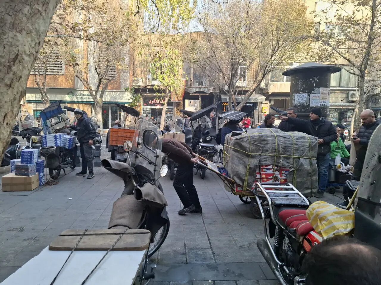 بار سنگین بر دوش نوجوان ۱۶ساله و پیرمرد ۷۰ ساله/ اینجا «چرخ‌های ۲۰ میلیونی» بیشتر از «انسان‌ها» ارزش دارند!