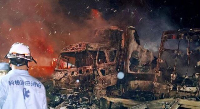 تصادف زنجیره‌ای ده‌ها وسیله نقلیه در ژاپن؛ ۲۸ تن کشته و زخمی شدند+فیلم