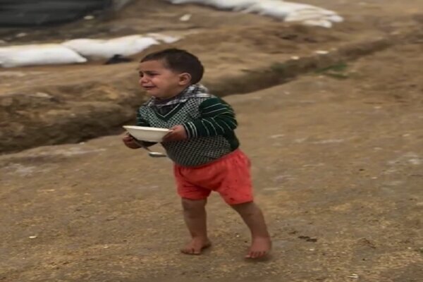 صحنه دردناک؛ کودکی زیر باران با بشقاب خالی و چشمان گریان+فیلم
