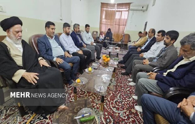 امام جمعه دیر: غفلت فرهنگی خطرناکتر از تهدید نظامی است