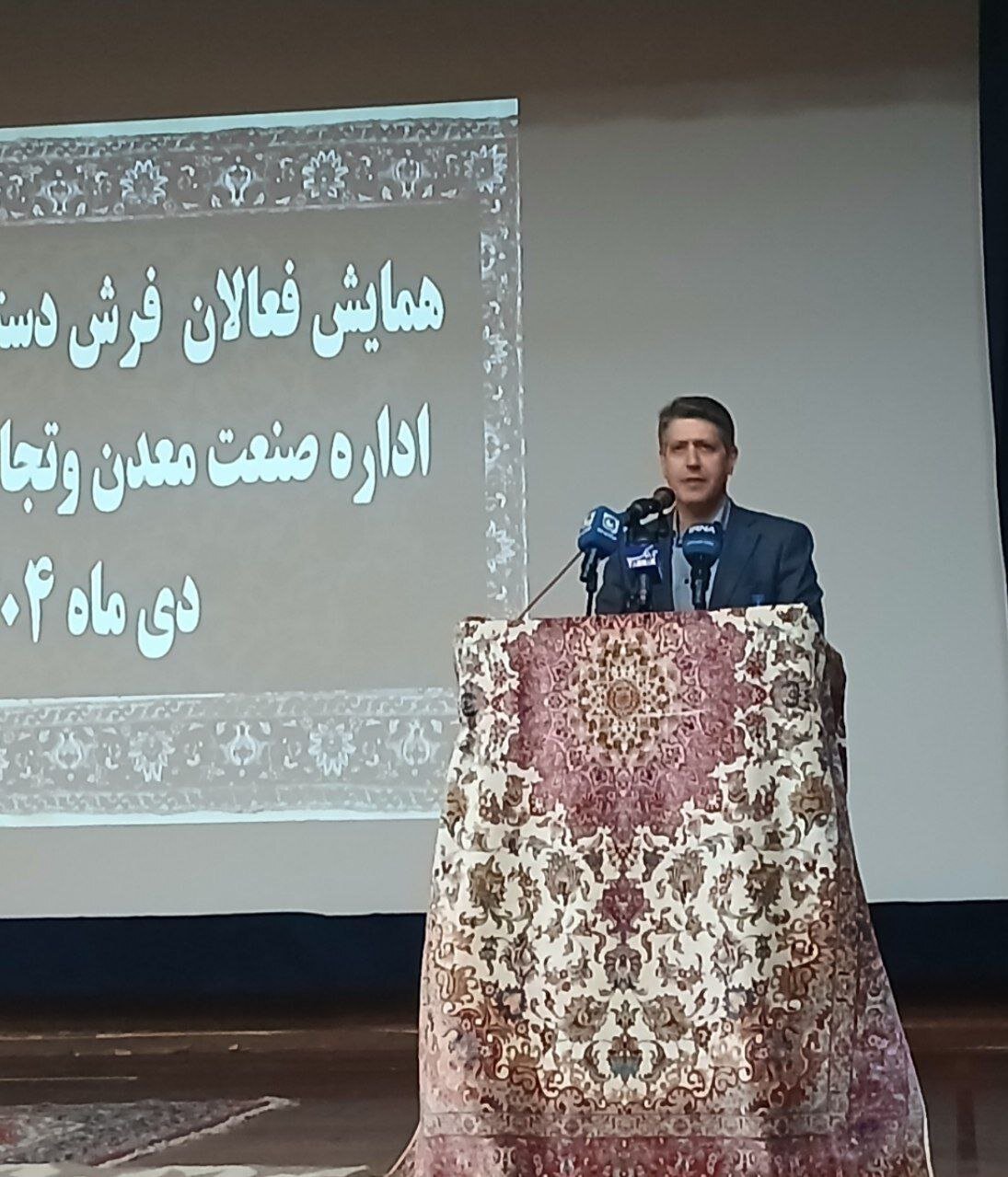 استان ایلام ۲۴۰۰ هنرمند فعال در حوزه فرش دستباف دارد