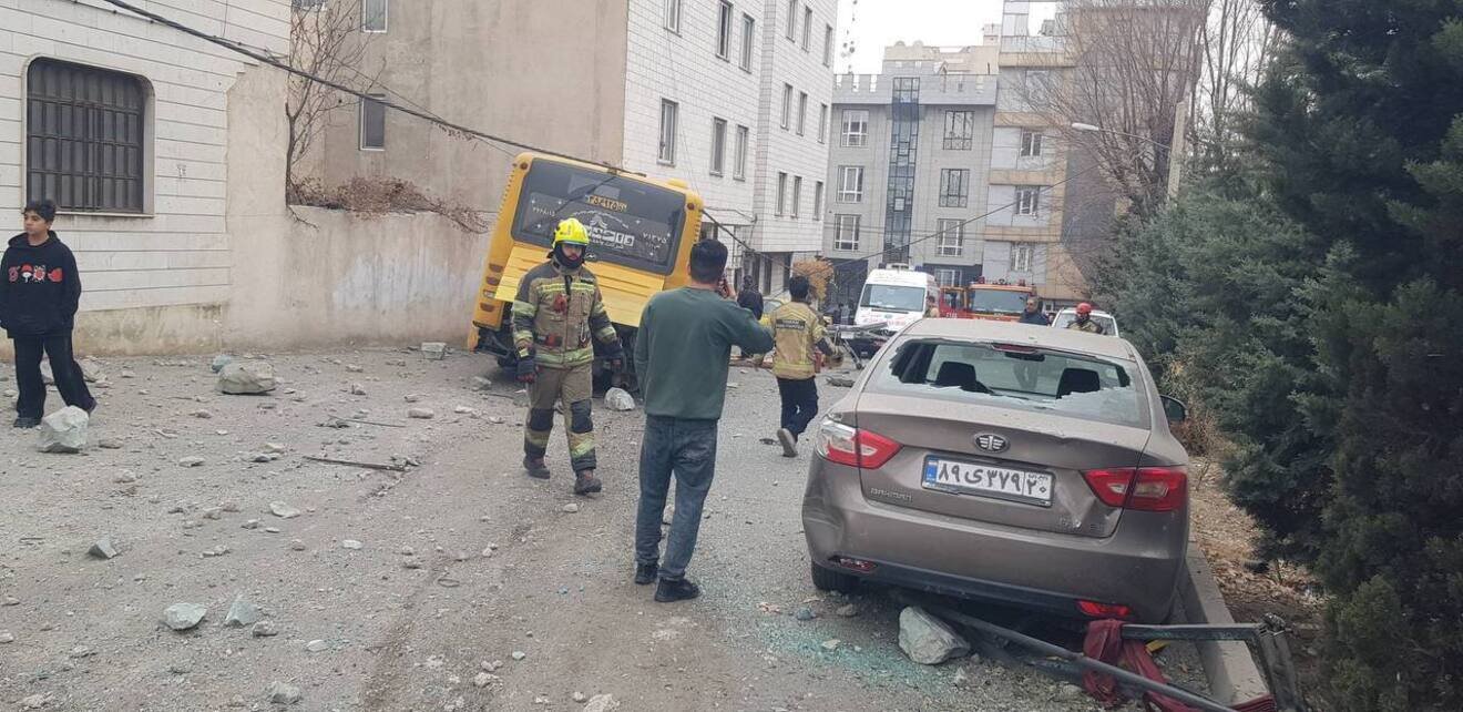 برخورد اتوبوس با مانع در اتوبان ستاری / دو نفر مصدوم به بیمارستان منتقل شدند