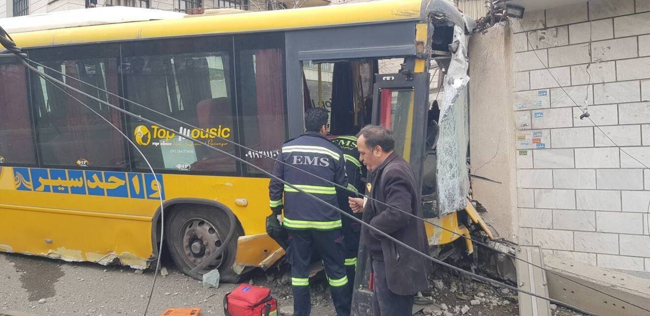 برخورد اتوبوس با مانع در اتوبان ستاری / دو نفر مصدوم به بیمارستان منتقل شدند