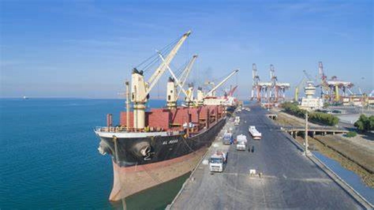 پهلوگیری نخستین کشتی حامل ذرت در بندر شهید رجایی