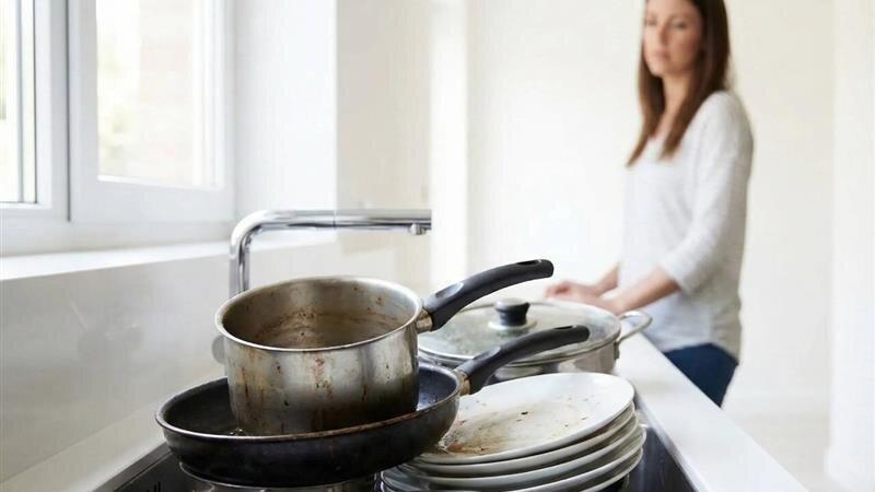 چرا نباید ظروف کثیف را شب تا صبح در سینک رها کنید؟