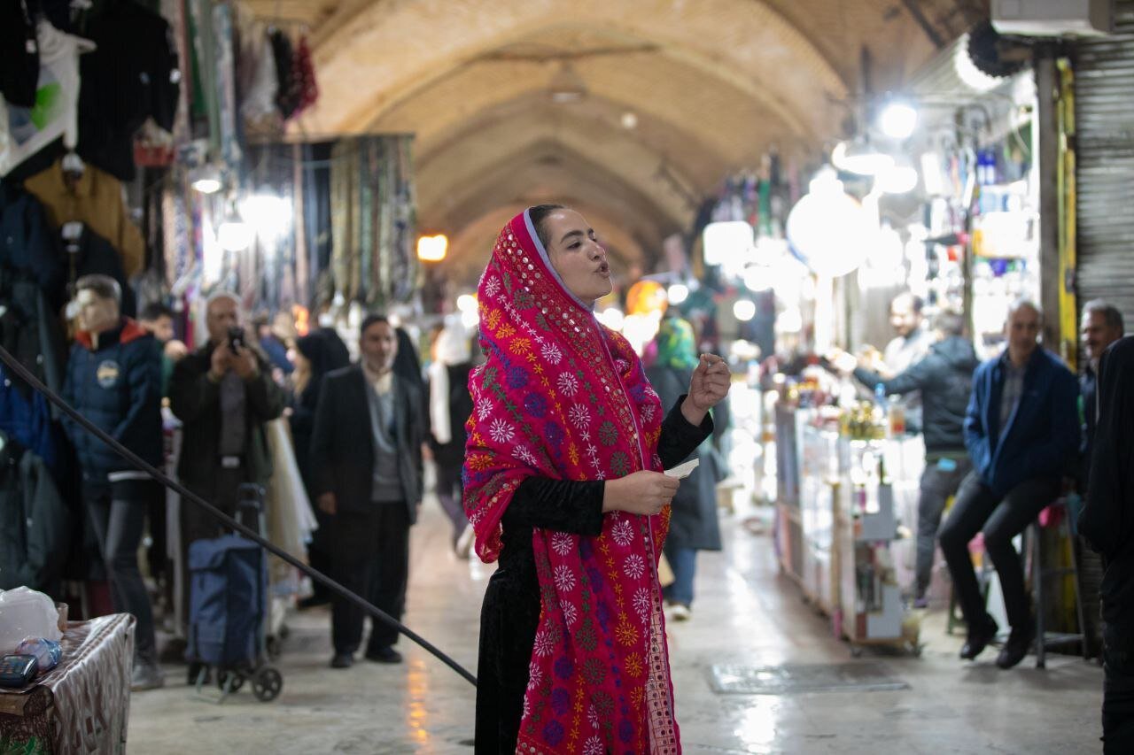 نقالی جالب یک دختر جوان در بازار اراک + فیلم