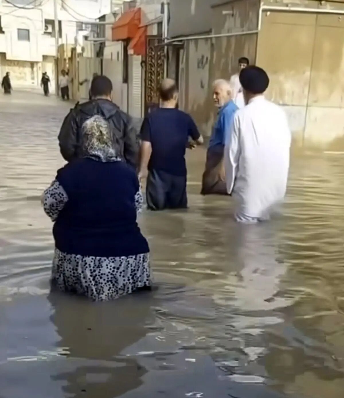 آبگرفتگی شدید خیابان ها در گناوه + فیلم