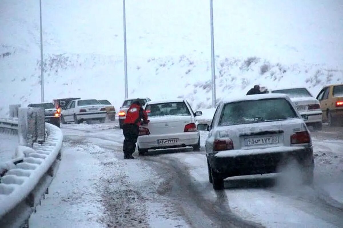لغزندگی سطح جادههای استان زنجان در پی بارش ناگهانی برف / همراه داشتن زنجیرچرخ برای تردد در جادهها الزامی است