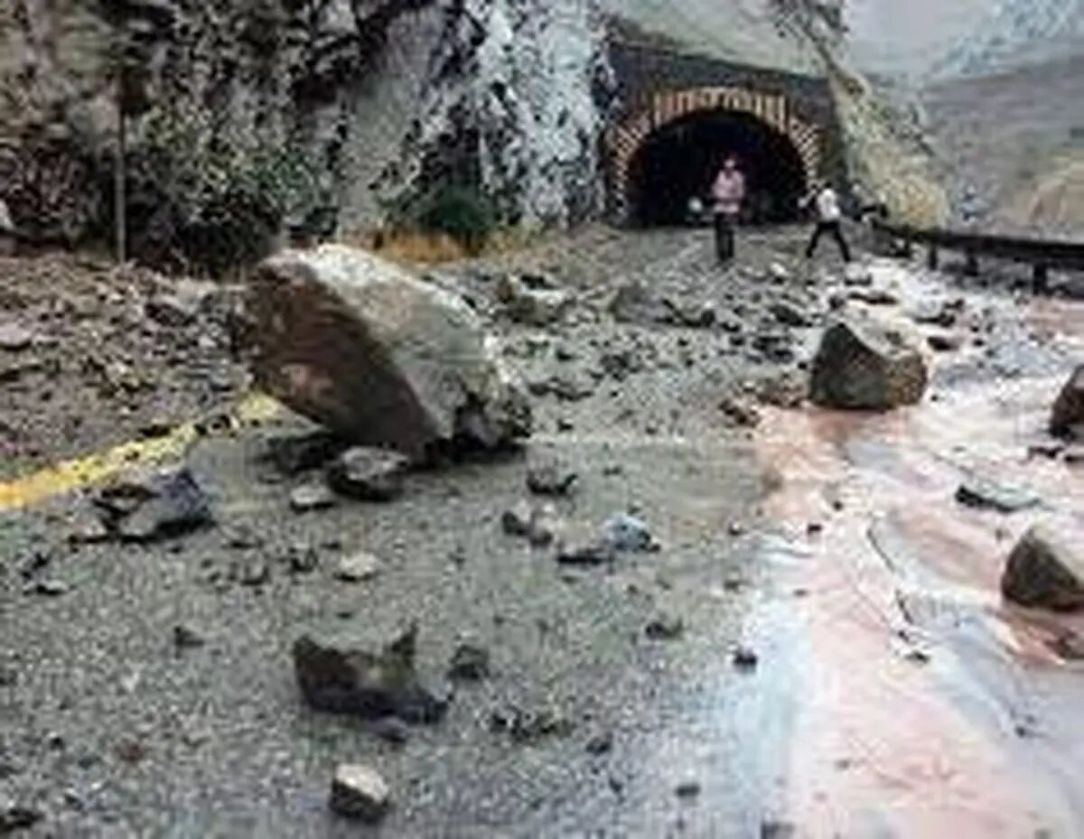 ریزش سنگ بزرگ در محور تنگ درکشورکش شهرستان اردل پاکسازی شد