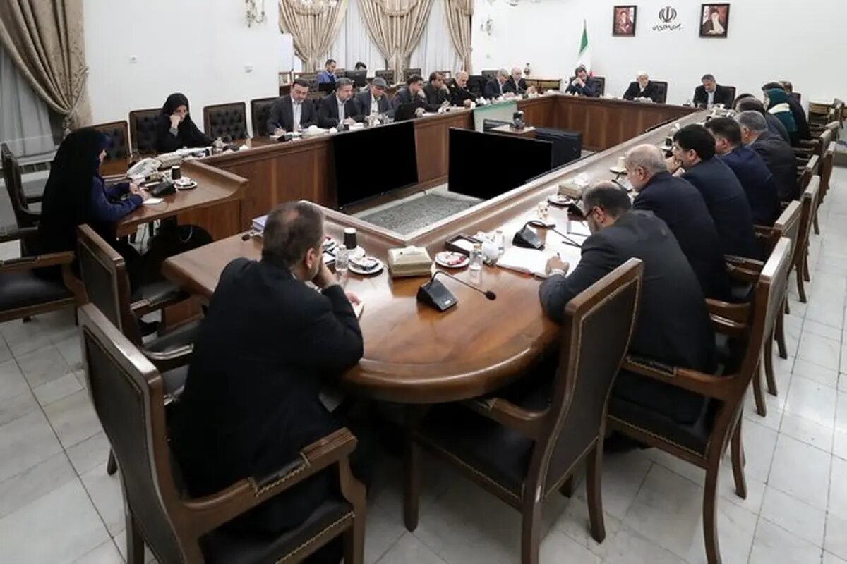 عارف: با سازوکار مشخصی با جمع شدن کالاها از قفسه فروشگاه‌ها مقابله شود