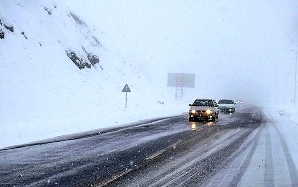 تداوم بارش برف در محورهای جنوبی و شمالی آذربایجان غربی/رانندگان زنجیر چرخ همراه داشته باشند