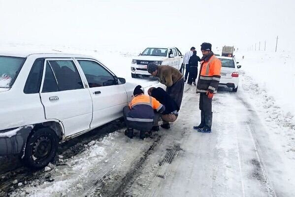 امدادرسانی به ۳۳۵ خودروی گرفتار در برف در محورهای آذربایجان غربی