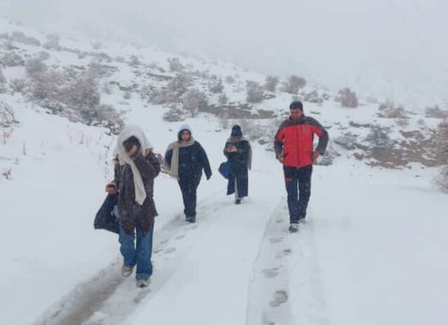 نجات ۳ بانوی گرفتار در برف ارتفاعات «اندرسا» شهرستان دنا
