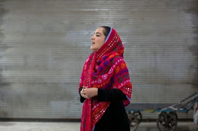 گزارشی از دختری که در بازار تاریخی اراک شاهنامه خوانی میکند