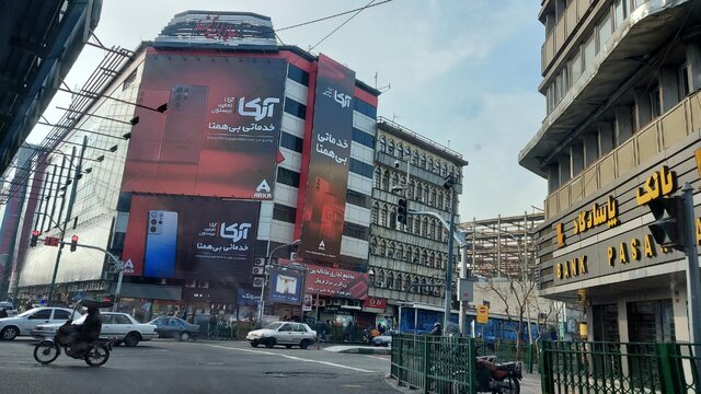 تجمع جمعی از کسبه پاساژ علاءالدین در اعتراض به بیثباتی قیمت ارز